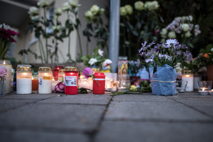 Ort der Trauer: Blumen, Kerzen und Stofftiere liegen im Stadtteil Widdersdorf in der Nähe der Unfallstelle (Archivbild).