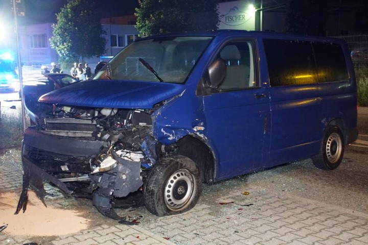 Der 19-Jährige raste in einen geparkten Transporter.