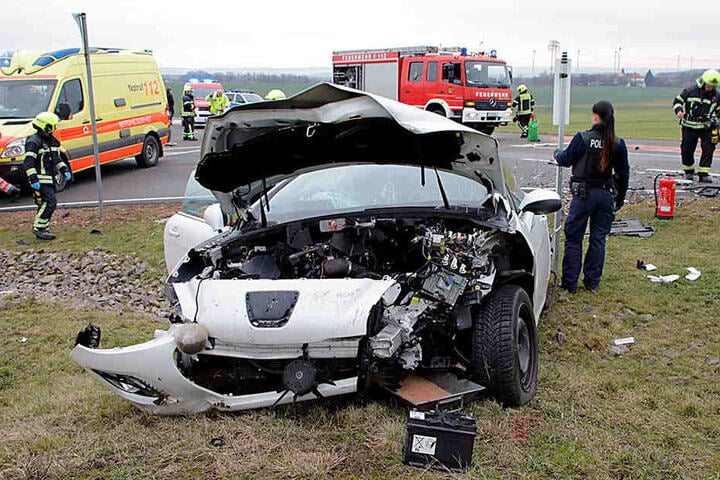 Beide Insassen des Peugeot wurden im Autowrack eingeklemmt und mussten von der Feuerwehr befreit werden.