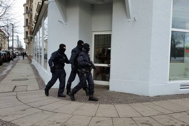 Die Einsatzkräfte bei der Razzia.