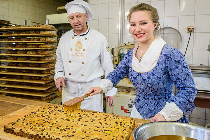 Bäckermeister Heiko Trepte (52) beäugt Tochter Lina (18) beim Einbuttern einer Stollenplatte.