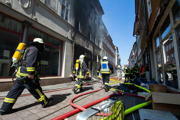 Auch am Mittwochmorgen waren noch Feuerwehren an dem Haus im Einsatz.
