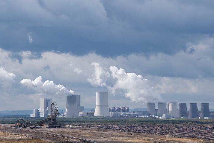 Der Tagebau Nochten mit dem Braunkohlekraftwerk. Die Ost-Länder fühlen sich beim Kohleausstieg über den Tisch gezogen.