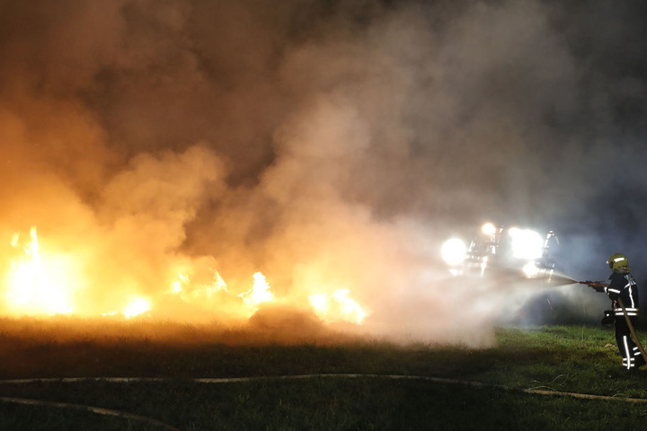 Mehrere Strohballen gingen in Flammen auf.