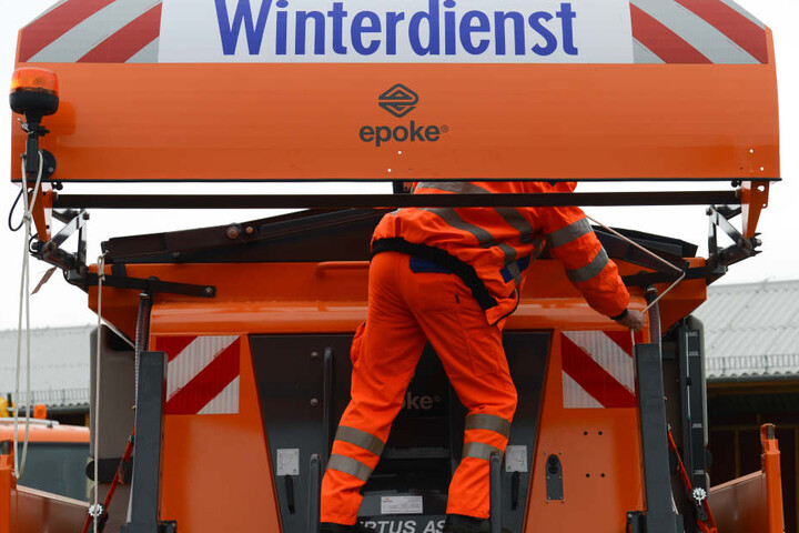 Gegen 1.30 Uhr ist der Winterdienst in der vergangenen Nacht in Leipzig mit 22 Fahrzeugen ausgerückt.