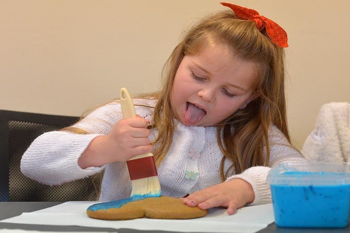 Konzentration ist gefragt. Mit blauem Zuckerguss pinselt Tessa (6) ihr Lebkuchenherz ein.