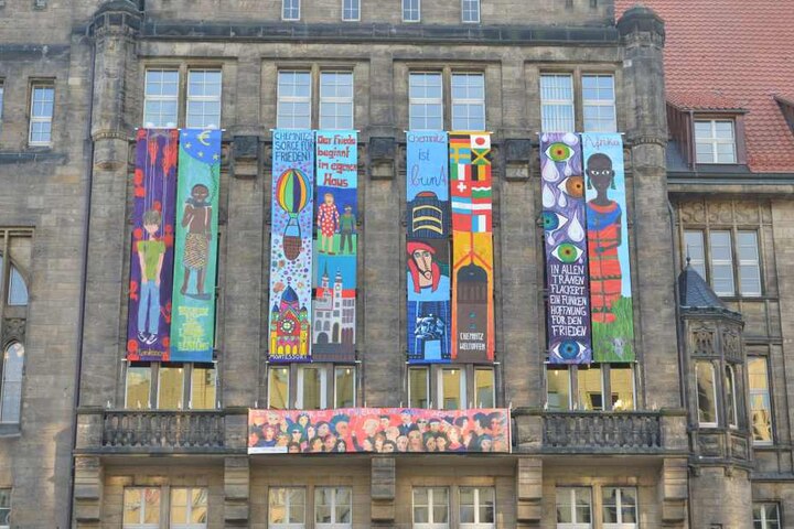 Das Rathaus schmücken neue Friedensbanner. Gestaltet wurden sie von Schülern aus Chemnitz und Niederwiesa.