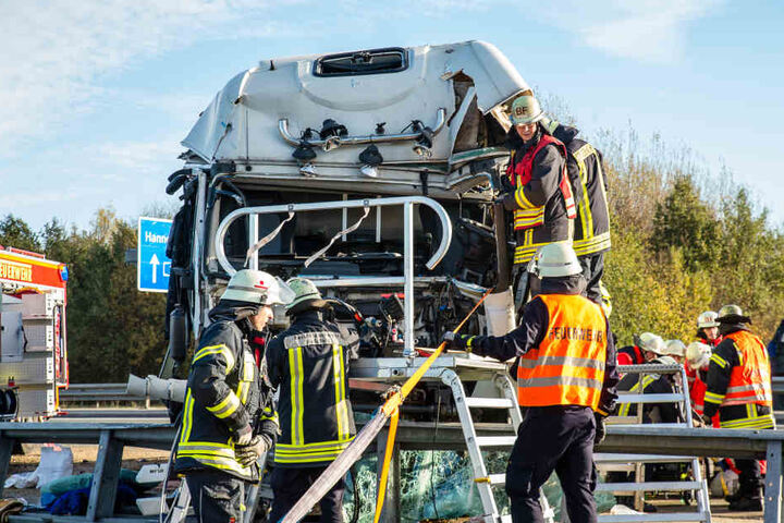 Erst mit Hilfe der Feuerwehrleute gelang es, den eingequetschten LKW-Fahrer zu bergen.