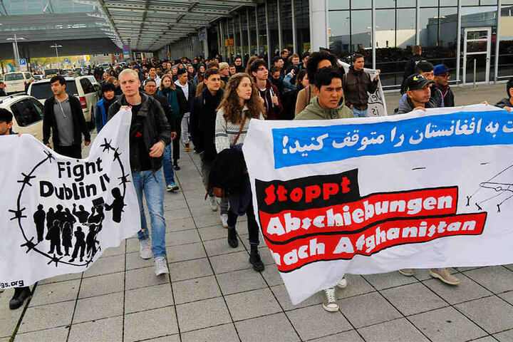 Etwa 150 Menschen protestierten vor dem Flughafen gegen die Abschiebung Asylsuchender nach Afghanistan.