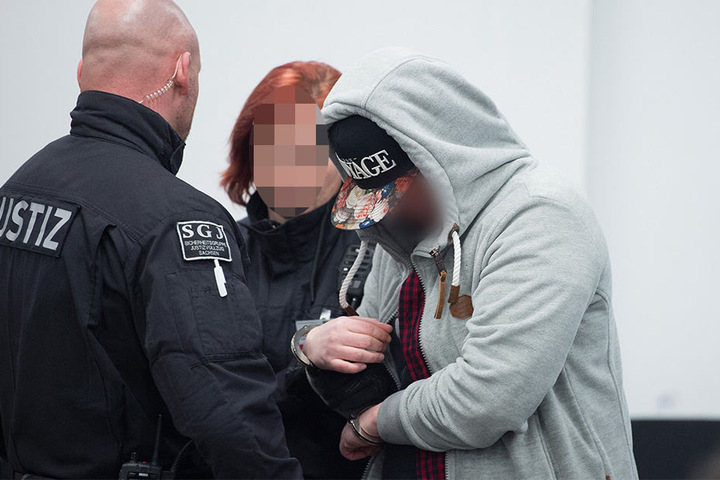 Eine angeklagte Person im Prozess gegen die rechtsextreme "Gruppe Freital" wird in der Justizvollzugsanstalt (JVA) Dresden in den Verhandlungssaal geführt.