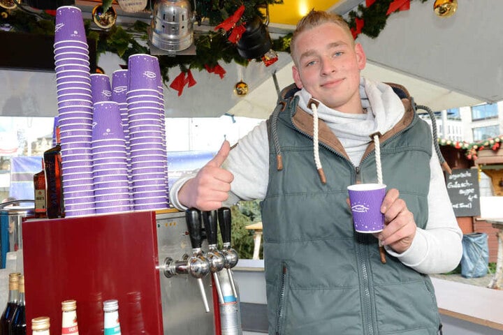 Auf dem „Hüttenzauber“ am Postplatz verkauft Carlo Lehrmann (17) diverse
warme Getränke. Roter Glühwein ist
bei ihm ein Klassiker.
