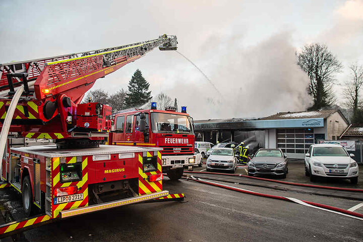 Von allen Seiten wurden die Flammen bekämpft.