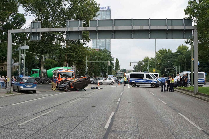 Die Kreuzung am Treptower Park wurde komplett gesperrt.