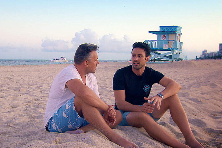 Dennis (l) und Daniel im Gespräch.