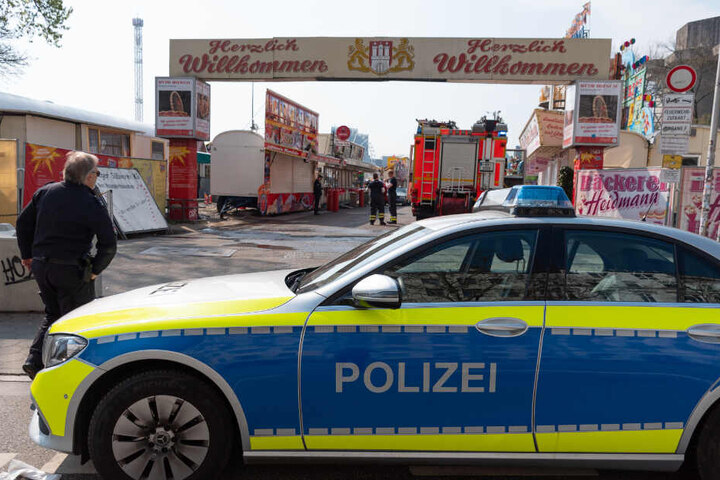 Am Eingang des Doms stehen Fahrzeuge der Polizei und Feuerwehr bereit.