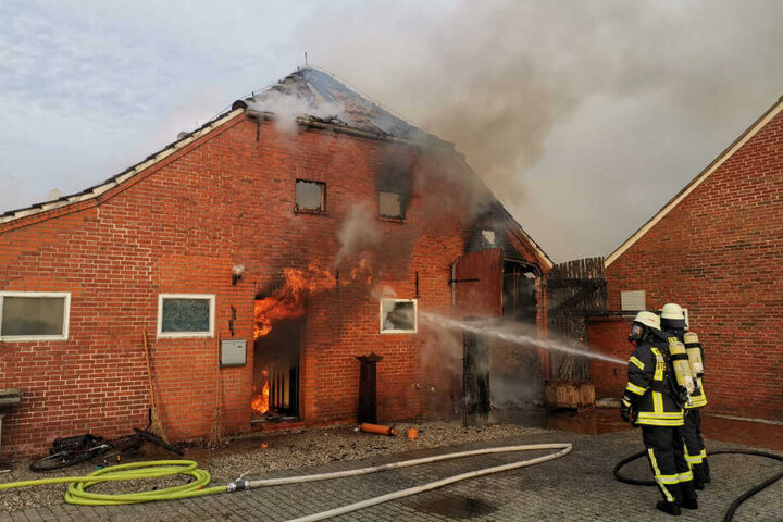 Die Feuerwehr versucht den Brand zu löschen.