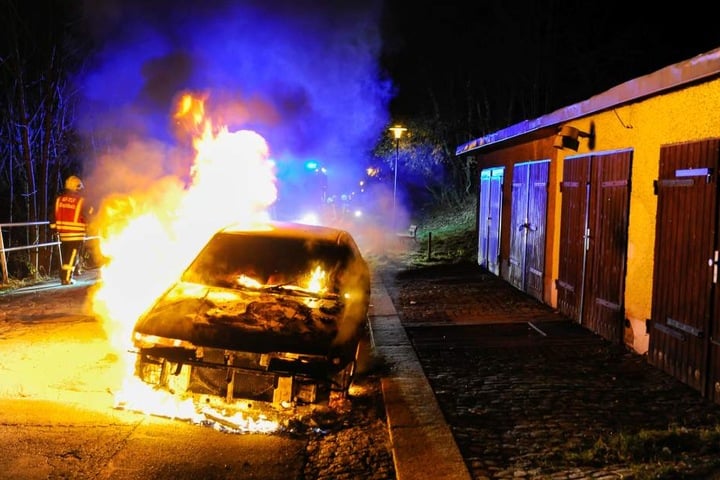 Der Mazda stand komplett in Flammen.