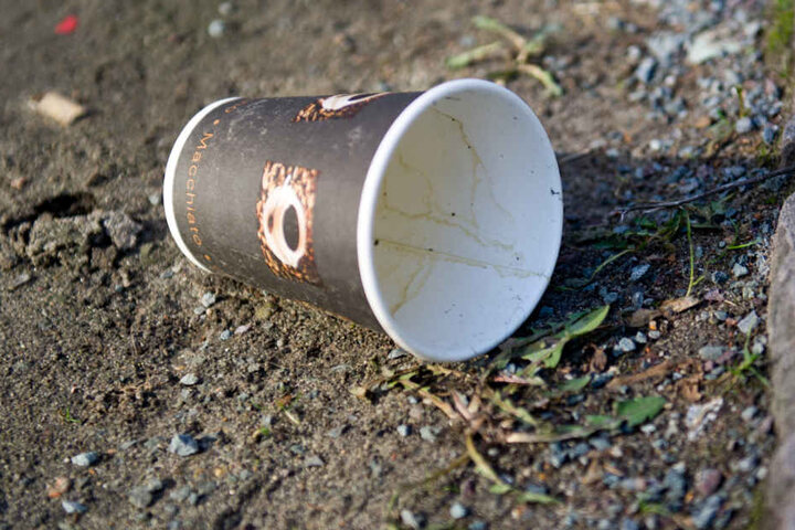 Ein leerer Coffee to go-Becher liegt auf dem Boden. (Symbolbild)
