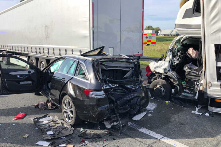 Der Fahrer eines 7,5-Tonners erkannte vermutlich das Stauende nicht rechtzeitig und schob den Kombi unter den Auflieger des Lkw.
