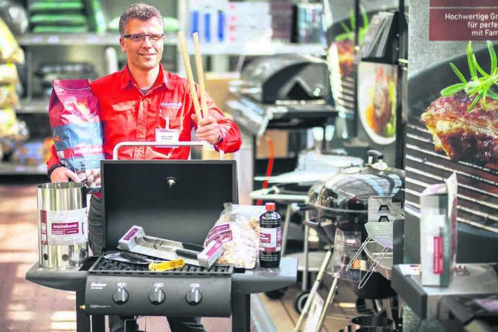 Grills, Kohle und Zubehör sind bei Toom-Chef Michel Jüttner (47) bereits jetzt ein Renner.