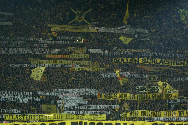 Vor und während dem Spiel hielten die Dortmunder Fans einige unschöne Plakate hoch.