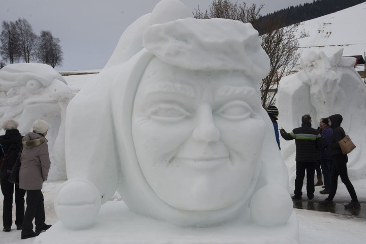 Besucher neben der Skulptur "Bernauer Hof-Narr" von Ralf Rosa und Peter Fechtig aus Grafenhausen.