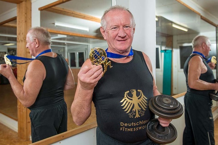 Drei Mal pro Woche und jeweils für zwei Stunden trainiert Hans Malchau im Fitnessstudio.