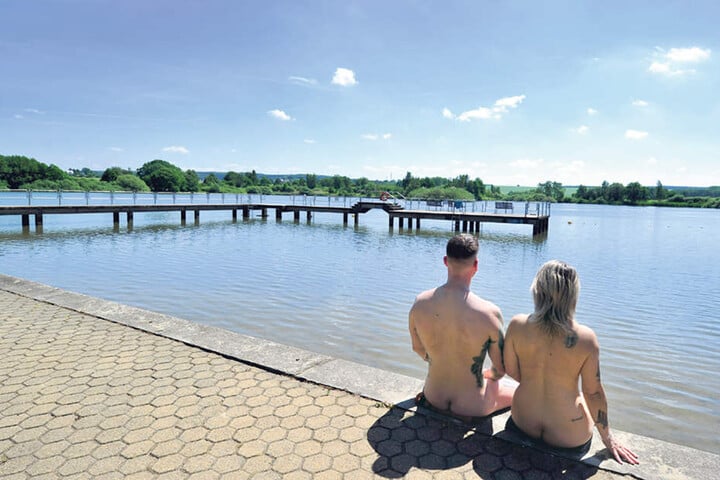 Wer wie Mandy (46) und
Moritz (29) gern nackt
schwimmt: Im FKK-Bad Großer Teich in Limbach-Oberfrohna
sind Textilien tabu.