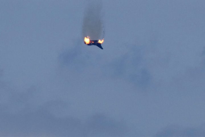 Ein brennendes Flugzeug des Typs "Eurofighter" ist am Himmel über der Kleinstadt an der Mecklenburgischen Seenplatte zu sehen.