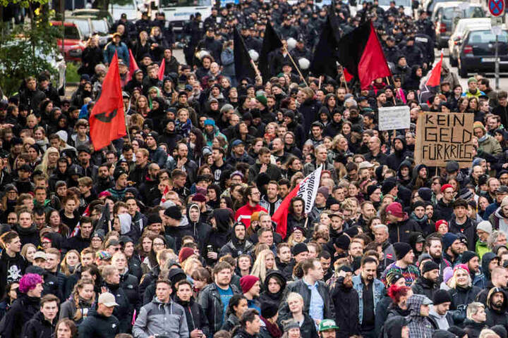 Teilnehmer der "Revolutionären 1. Mai-Demo" ziehen durch Hamburg.