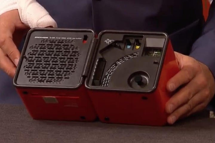 Aufgeklappt ist das Radio voll nutzbar.