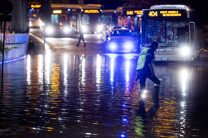 Sturmböen, Starkregen und Hagel sorgten für ein Verkehrschaos und Überschwemmungen.