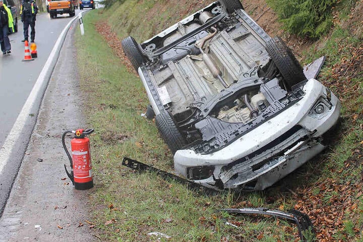Der Fahrer wurde bei dem Unfall schwer verletzt.