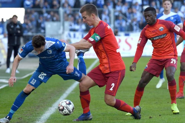 Innenverteidiger Uwe Hünemeier (m.) erzielte gegen Magdeburg den wichtigen Ausgleichstreffer.
