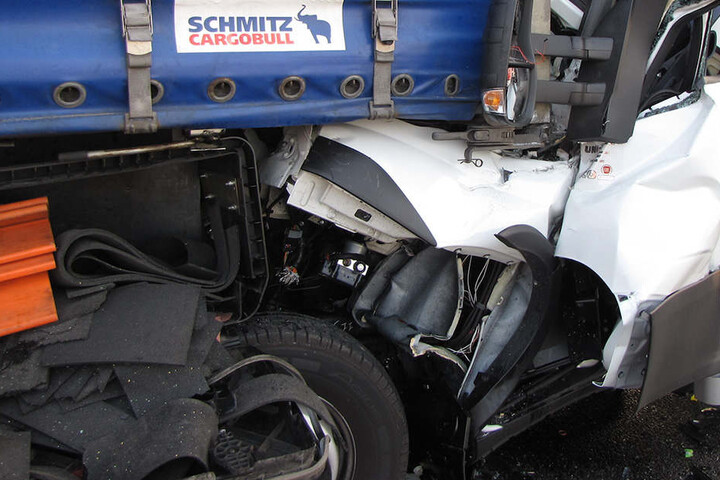 Der Mann fuhr ungebremst auf den Sattelzug auf.