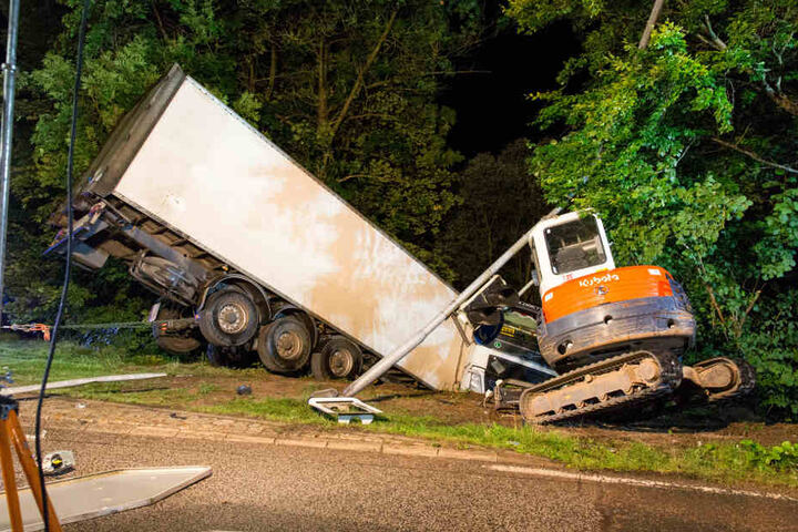 Der LKW drohte am Abhang weiter abzurutschen.