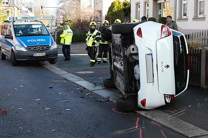 Der Renault Clio landete nach dem Zusammenstoß mit einem anderen Renault auf der Seite.
