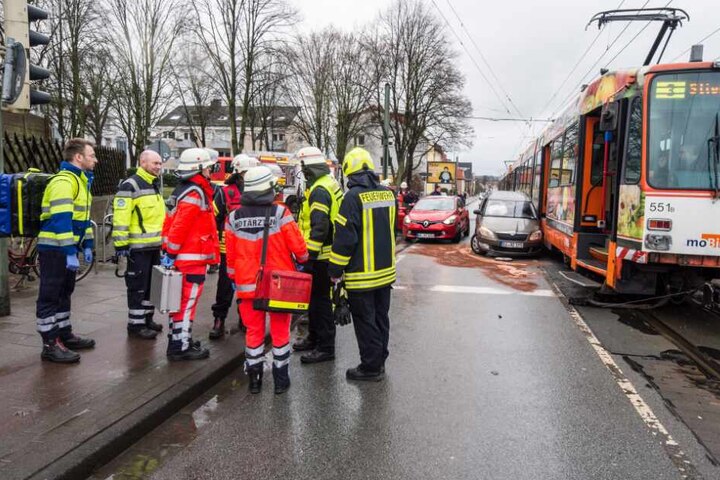 Zahlreiche Rettungskräfte sind vor Ort.