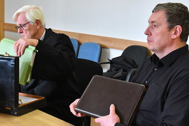 Der AfD-Landtagsabgeordnete Jan-Ulrich Weiß (r.) mit seinem Anwalt zum Prozessbeginn.