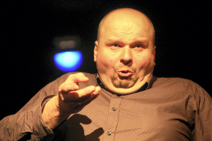 Kabarettist Peter Flache (49) belehrt als Besserwisser-Zwerg Akademi.