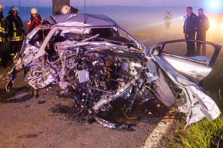 Der Ford wurde bei dem Unfall komplett zerfetzt.