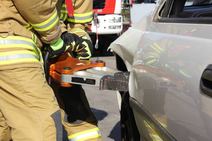 Einsatzkräfte der Feuerwehr bargen die Leiche des Autofahrers nach dem schweren Unfall.