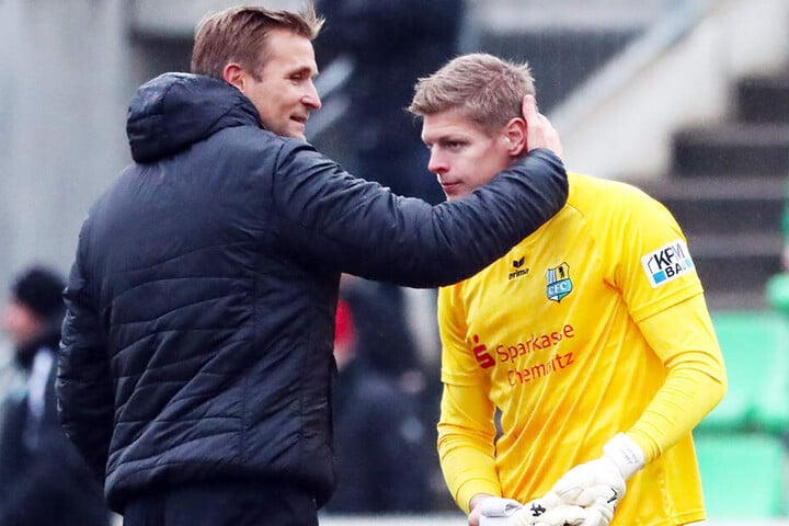Coach David Bergner (l., mit Keeper Jakub Jakubov) lässt im Training Lösungen für Spiele gegen tief stehende Gegner erarbeiten.