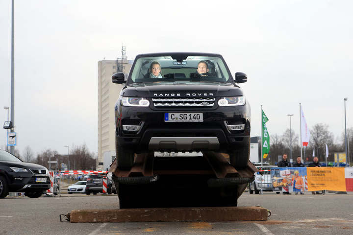 Nervenkitzel! Sebastian Köhler (26) vom Land Rover Autohaus in der
Hilbersdorfer Straße fährt mit TAG24-Redakteurin Doreen Grasselt (33) über die
Wippe des Offroad-Parcours.