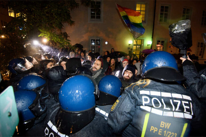 Nach der Tat war es in Freiburg zu Demos gekommen. Im Bild geraten linke Demonstranten mit Polizisten aneinander.