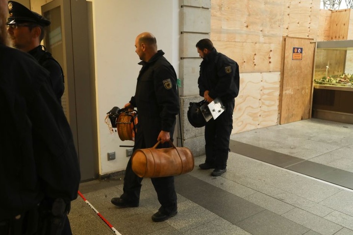 Die Bundespolizei verlässt den Einsatzort am Dresdner Hauptbahnhof.