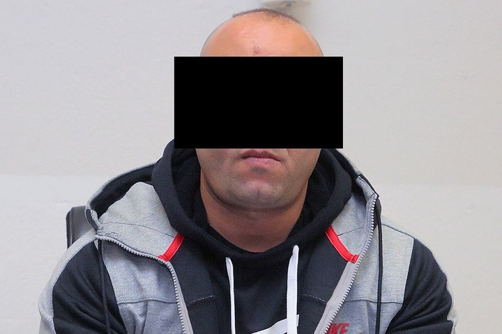 Dachdecker Ahmed S. (38) hockt mal wieder vorm Richter. Diesmal wegen räuberischer Erpressung und Widerstand gegen Vollstreckungsbeamte.