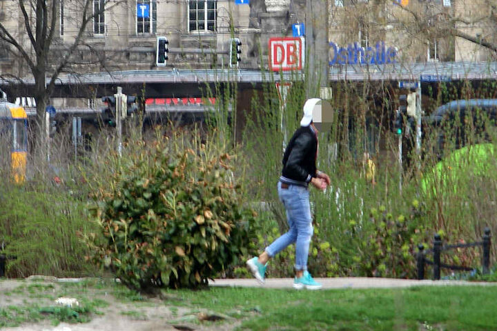 Mit gefüllter Hand nimmt "Weißkäppchen" den Weg Richtung Oper, wo sich die Wege zwischen ihm und der Dame wieder kreuzen. Und wieder wechselt etwas von Hand zu Hand.