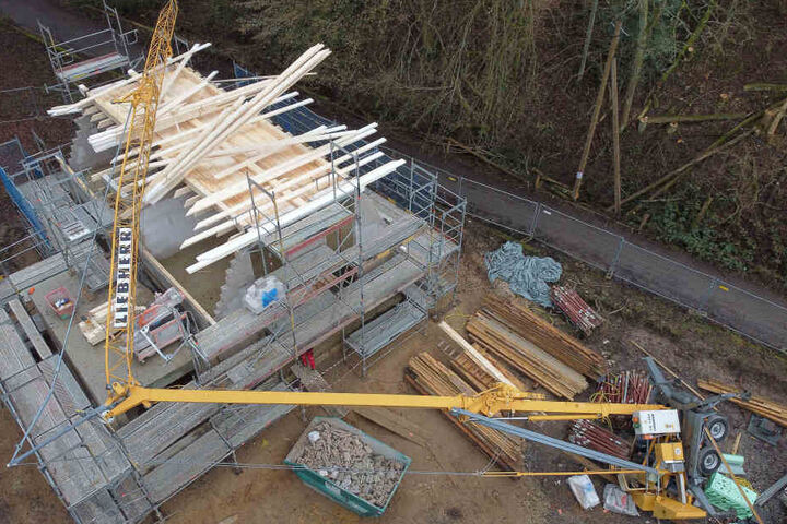 Ein umgestürzter Baukran liegt auf einer Baustelle (Luftaufnahme mit einer Drohne).