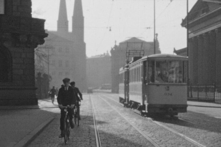 Radler und Straßenbahn passieren die Altstädter Wache am Schloss (1936). Im Hintergrund die Türme der noch unzerstörten Sophienkirche.